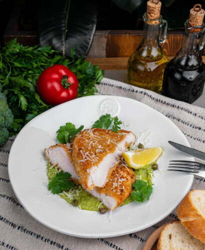 Куриная грудка с гороховым пюре и Пармезаном