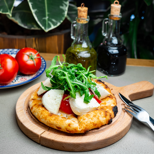 Фокачча с Моцареллой, помидорами и руколой