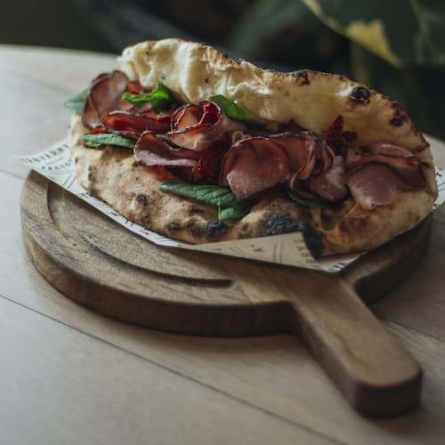С итальянским окороком и соусом песто